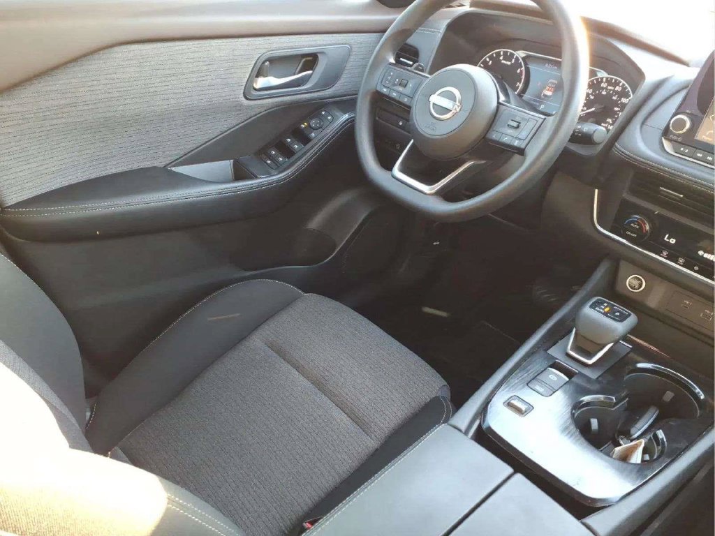 Used 2023 Nissan Rogue SV FWD image 9