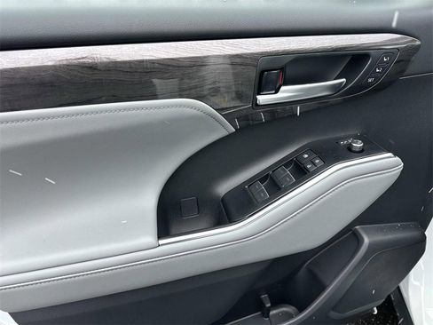 New 2026 Toyota Highlander Platinum image 16