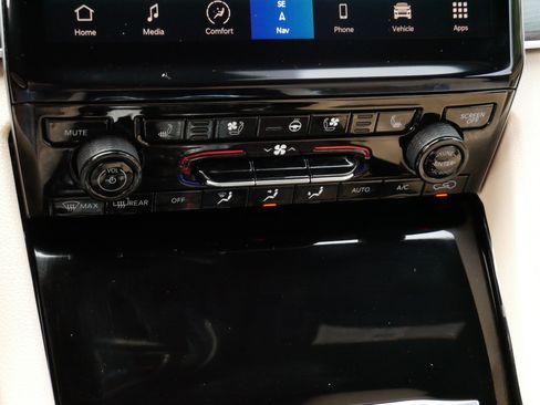 Used 2023 Jeep Grand Cherokee Limited w/ Luxury Tech Group II AWD/4WD image 23