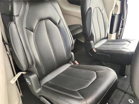 Used 2024 Chrysler Pacifica Touring-L image 38