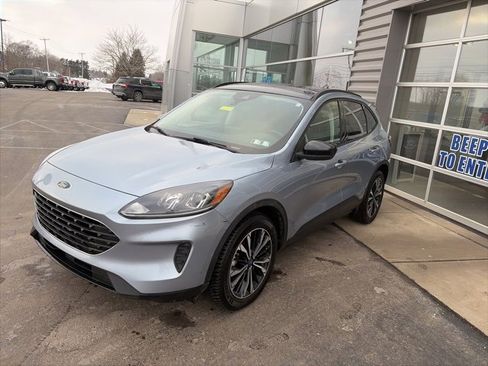 Used 2022 Ford Escape SE w/ SE Sport Appearance Package image 2