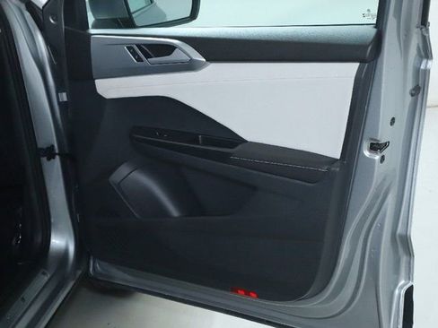 Used 2025 Volkswagen Taos SE image 34