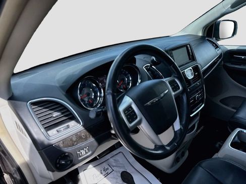 Used 2015 Chrysler Town & Country Touring FWD image 9