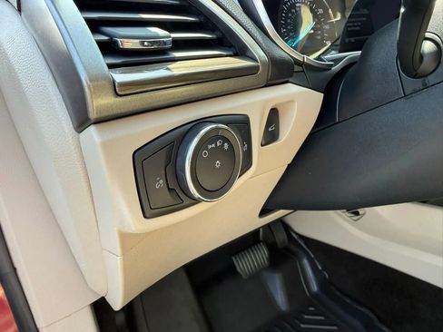 Used 2018 Ford Fusion SE w/ Fusion SE Technology Package FWD image 15