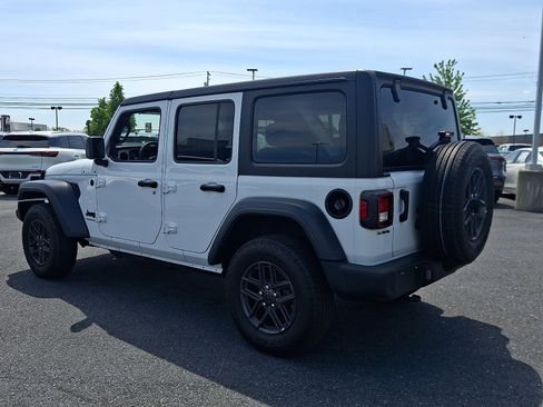 Used 2025 Jeep Wrangler Unlimited Sport AWD/4WD image 4