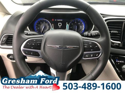 Used 2023 Chrysler Pacifica Touring-L FWD image 19