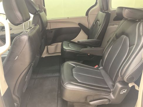 Used 2024 Chrysler Pacifica Touring-L image 11