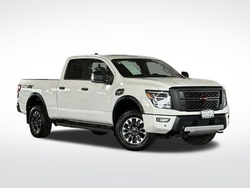 Used 2017 Nissan Titan SL RWD image 2
