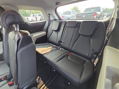 Used 2024 Kia Carnival LX image 28