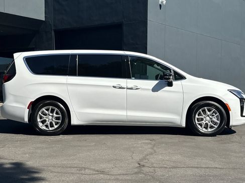 New 2027 Chrysler Pacifica Select FWD image 3