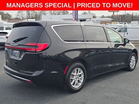 Used 2023 Chrysler Pacifica Touring-L image 5