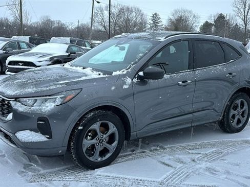 Used 2024 Ford Escape ST-Line image 2