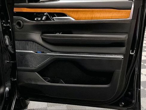Used 2025 Jeep Grand Wagoneer L Series III w/ Rear-Seat Entertainment Group AWD/4WD image 21