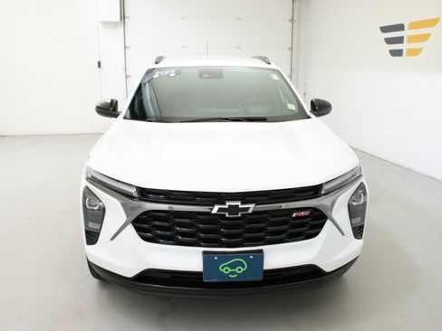 Certified 2025 Chevrolet Trax RS w/ Driver Confidence Package FWD image 2