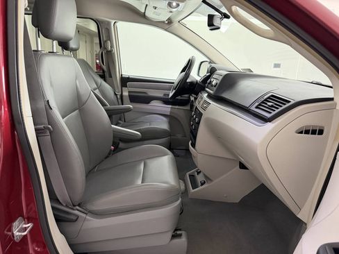 Used 2012 Volkswagen Routan SE FWD image 9