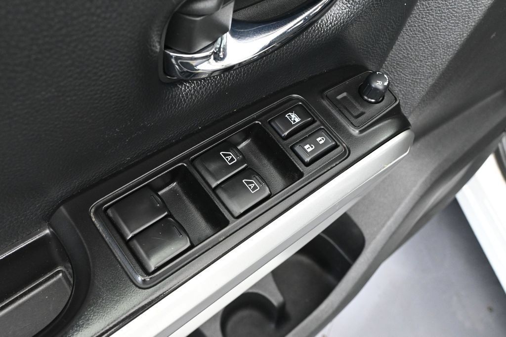 Used 2018 Nissan Titan SV AWD/4WD image 14