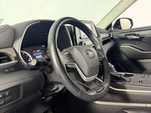 Used 2025 Toyota Highlander XLE FWD image 23