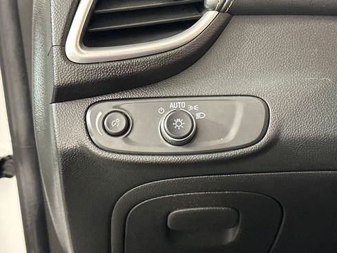 Used 2022 Chevrolet Trax LT w/ LT Convenience Package image 19