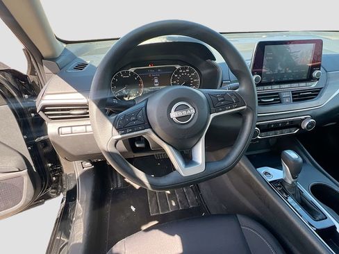 Used 2025 Nissan Altima 2.5 SV image 11