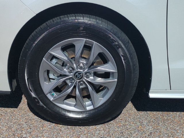 Used 2022 Toyota Sienna XLE FWD image 12