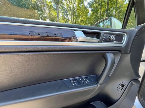 Used 2013 Volkswagen Touareg Executive AWD/4WD image 15