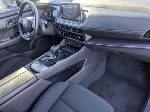 Used 2025 Nissan Rogue S image 32