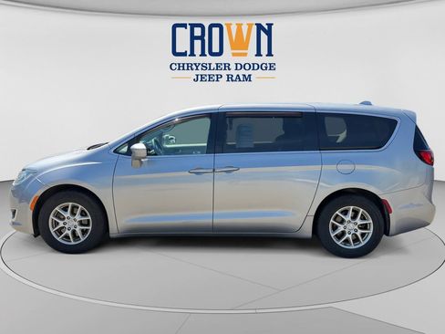 Used 2020 Chrysler Pacifica Touring FWD image 6