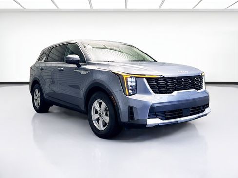 Used 2025 Kia Sorento LX FWD image 3