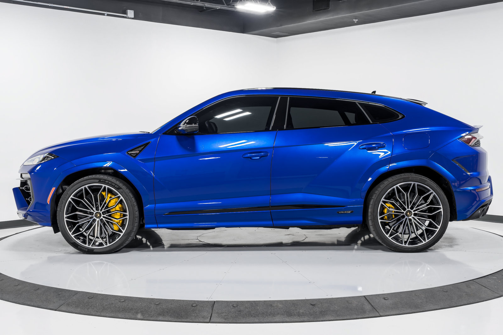 Used 2025 Lamborghini Urus SE AWD/4WD image 6