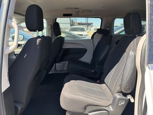 Used 2022 Chrysler Voyager LX image 12