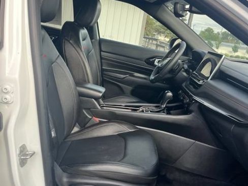 Used 2025 Jeep Compass Trailhawk AWD/4WD image 30
