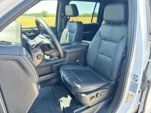 Used 2023 Chevrolet Suburban RST w/ Luxury Package RWD image 11