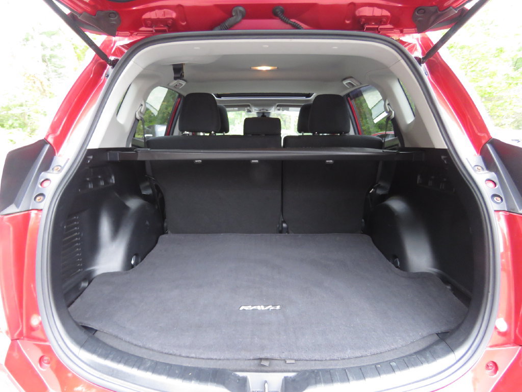 Used 2017 Toyota RAV4 XLE w/ Carpet Mat Package AWD/4WD image 17