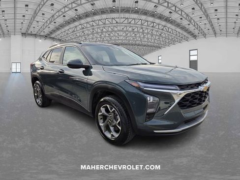 Used 2025 Chevrolet Trax LT FWD image 1