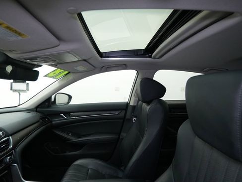 Used 2018 Honda Accord Touring image 16