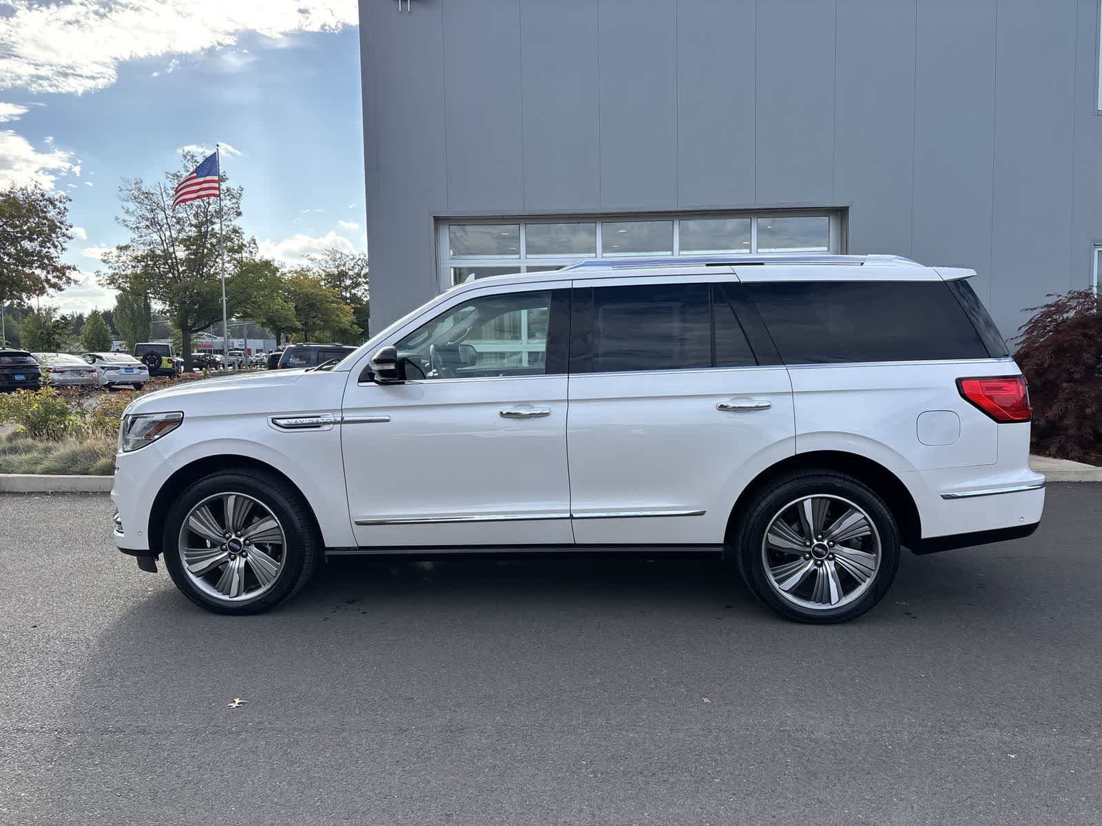 Used 2018 Lincoln Navigator Reserve w/ Technology Package AWD/4WD image 2