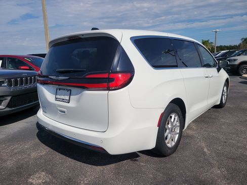 Used 2023 Chrysler Pacifica Touring-L FWD image 4