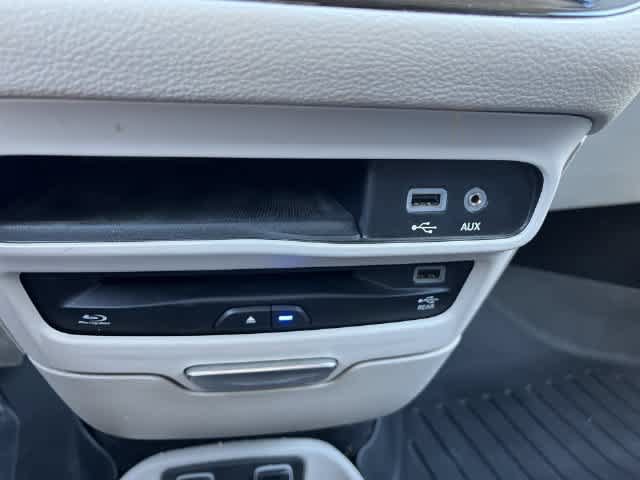 Used 2018 Chrysler Pacifica Limited w/ Advanced Safetytec Group FWD image 25