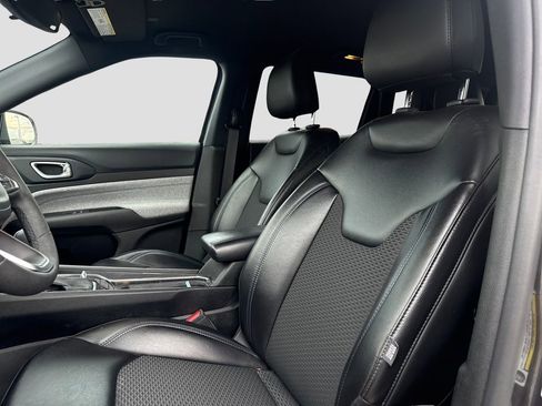 Used 2023 Jeep Compass Latitude image 12