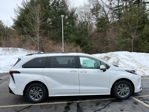 New 2026 Toyota Sienna LE image 6