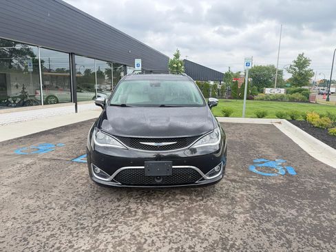 Used 2017 Chrysler Pacifica Limited w/ UConnect Theater Package FWD image 2
