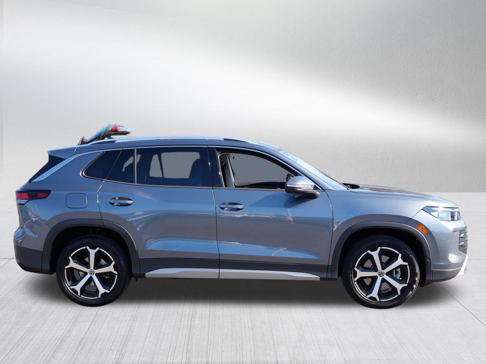 Certified 2025 Volkswagen Tiguan SE w/ Panoramic Sunroof Package AWD/4WD image 8