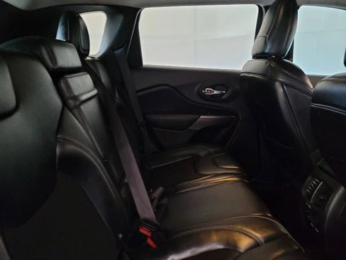 Used 2019 Jeep Cherokee Latitude Plus FWD image 19