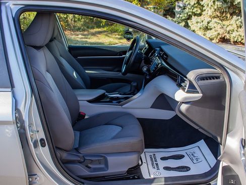 Used 2019 Toyota Camry LE image 19
