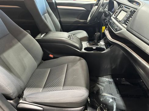Used 2019 Toyota Highlander LE AWD/4WD image 17