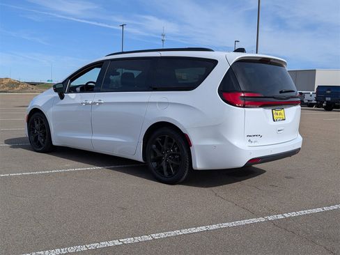 Used 2024 Chrysler Pacifica Touring-L w/ S Appearance Package image 5