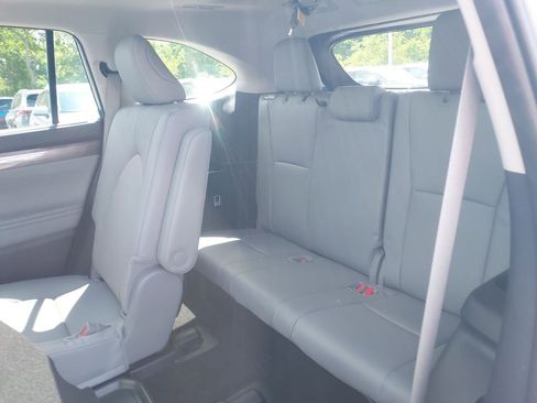 Used 2025 Toyota Highlander Platinum AWD/4WD image 38
