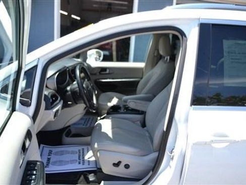 Used 2021 Chrysler Pacifica Touring-L FWD image 11