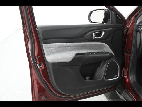 Used 2022 Jeep Compass Latitude w/ Sun and Sound Group AWD/4WD image 4