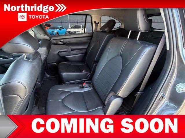 Used 2024 Toyota Highlander XLE AWD/4WD image 7